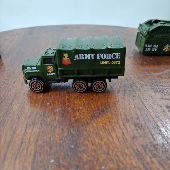 Lot of 9 Military Army Diecast 1:64 Toy Cars Trucks Tank Unbranded - Picture 9 of 10
